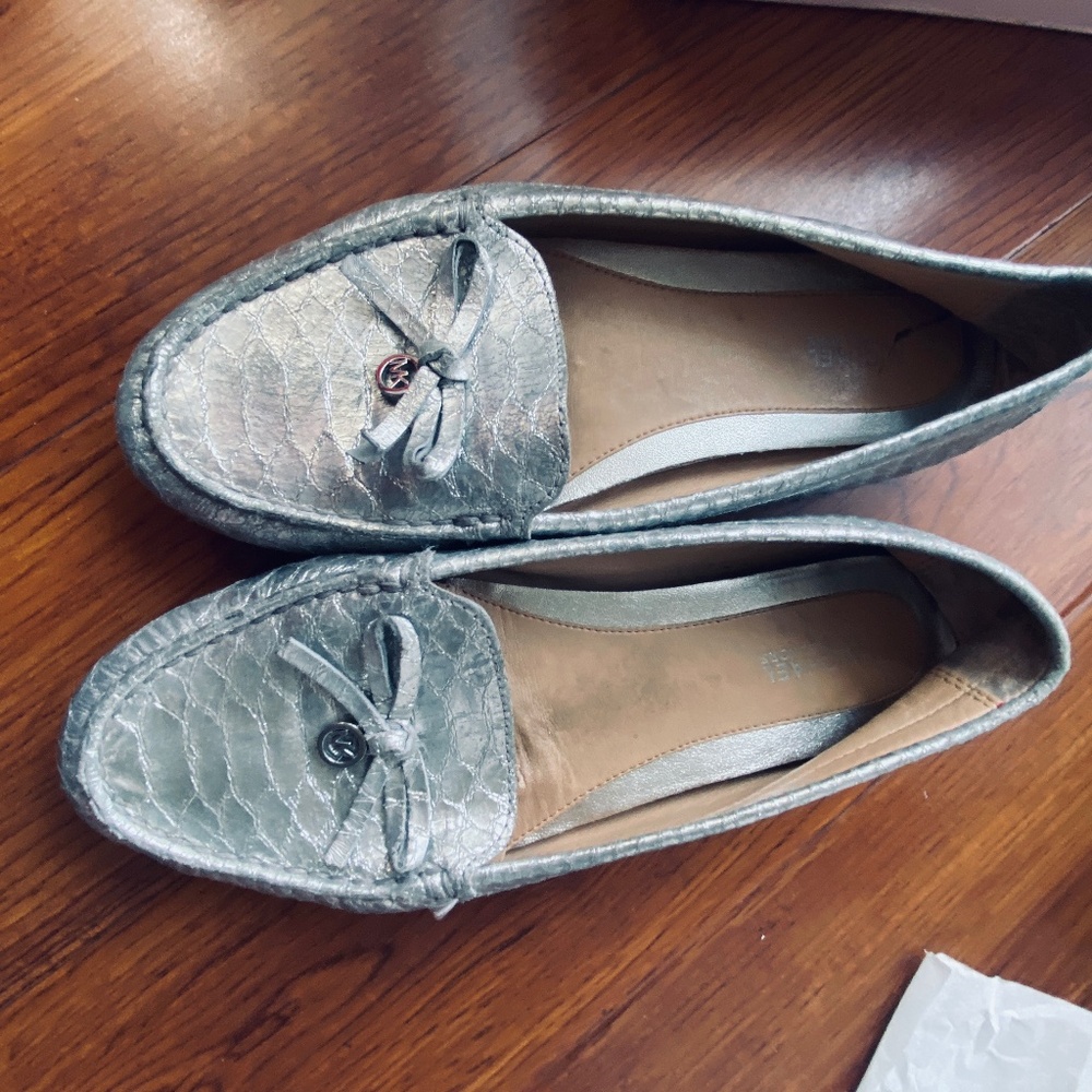 Flat shoes